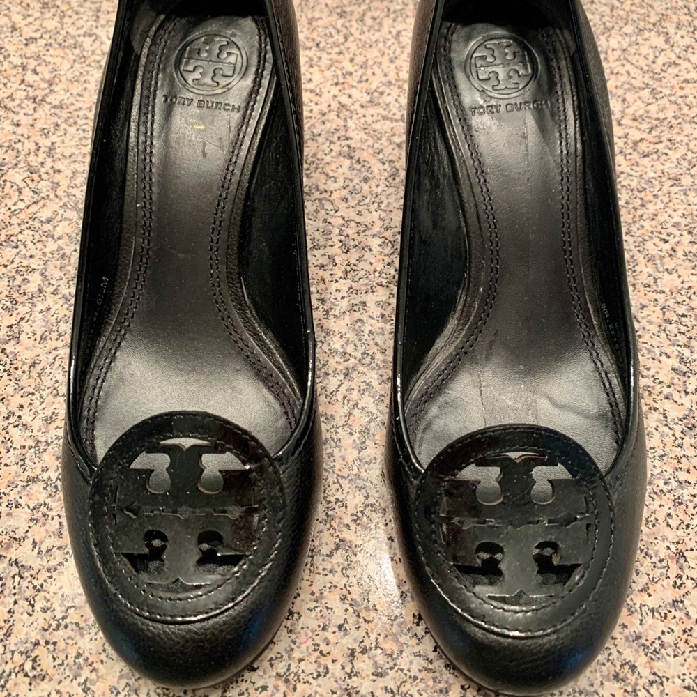 Tory Burch black leather wedge patent logo 5.5